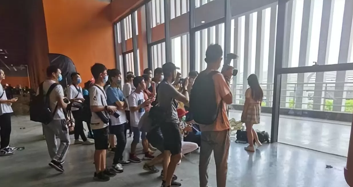 广州漫展搞颜色的小尤奈出来后 在外网接着运营!