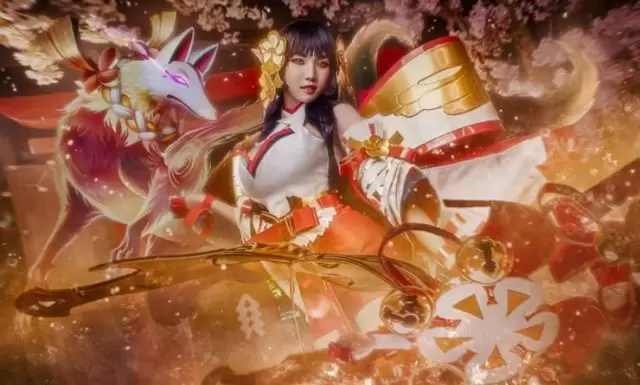 coser@Arisara Karbdecho在《传说对决》化身“狐灵巫女”特尔安娜丝
